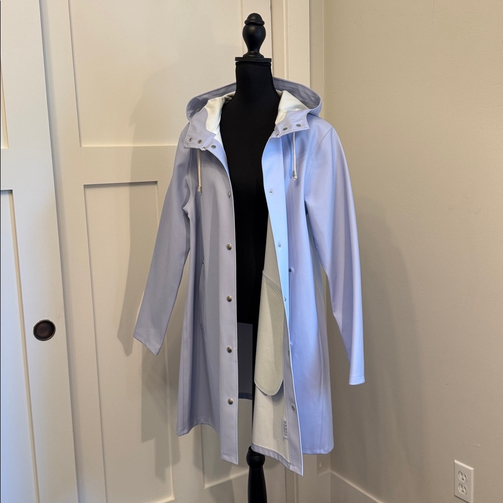 Stutterheim Women’s Hooded Raincoat in Periwinkle